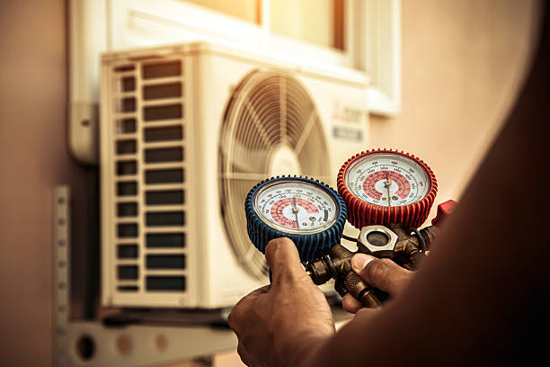 Professional Ductwork Repair technician working in Como, TX